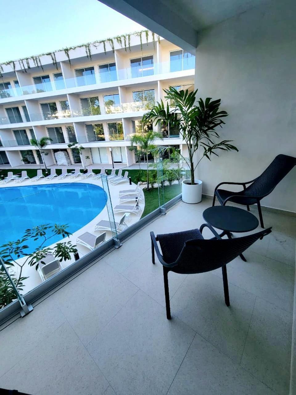 Modern Playacar With Poolside Views & Nature Apartamento *