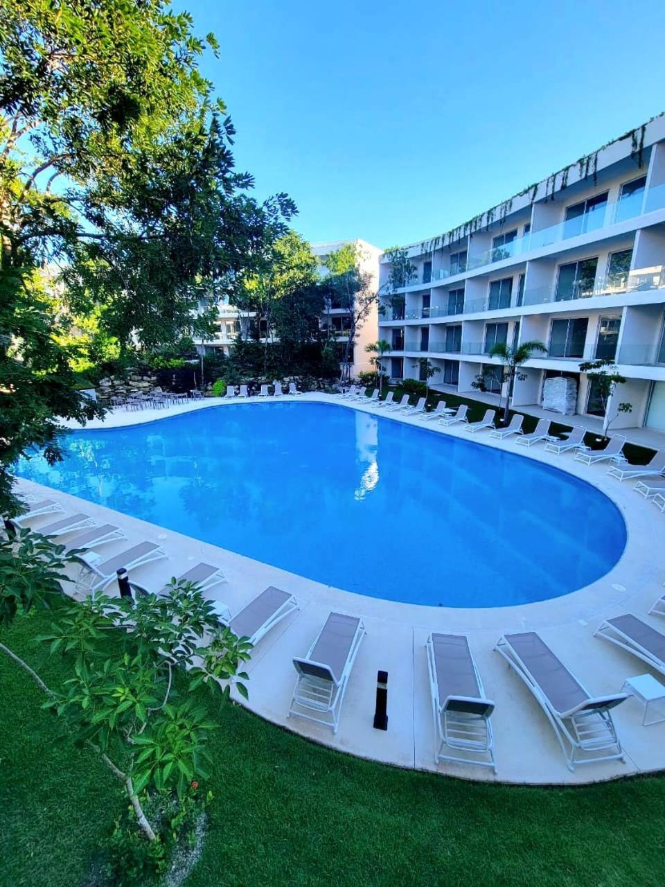 Modern Playacar With Poolside Views & Nature Apartamento Playa del Carmen