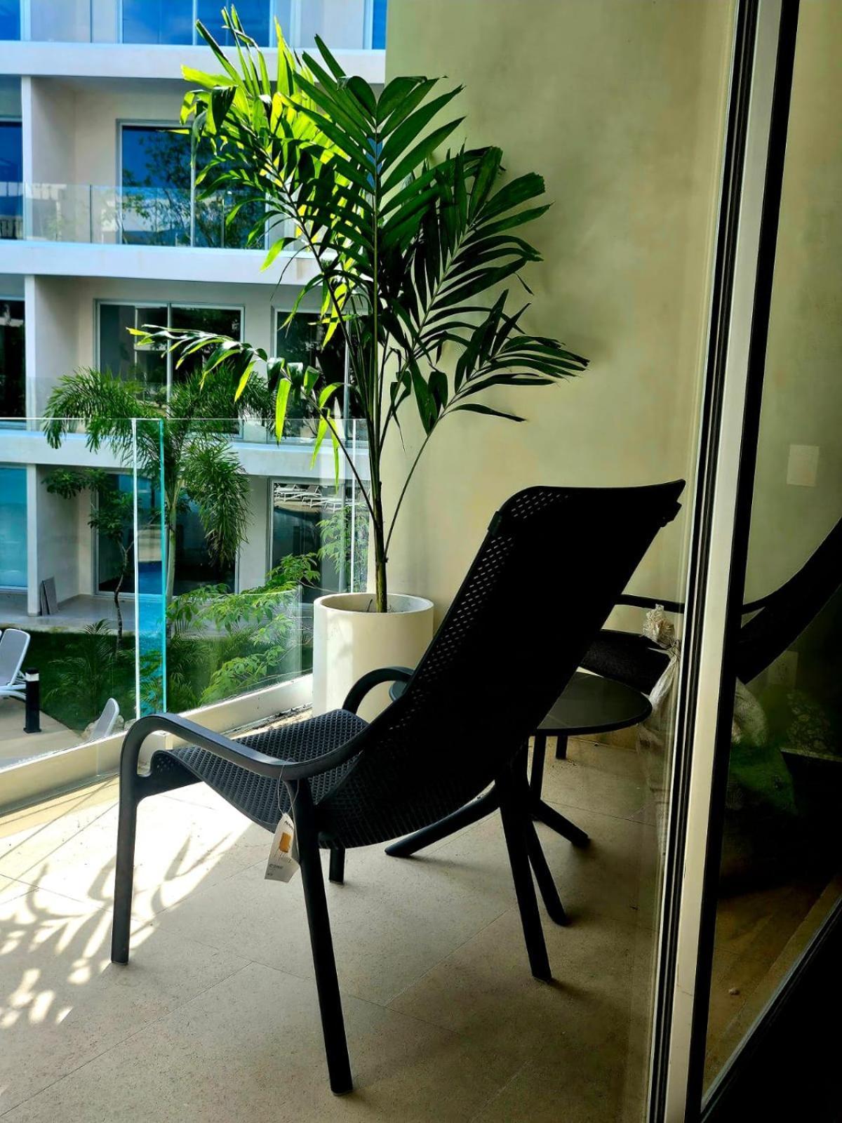 Modern Playacar With Poolside Views & Nature Apartamento Playa del Carmen