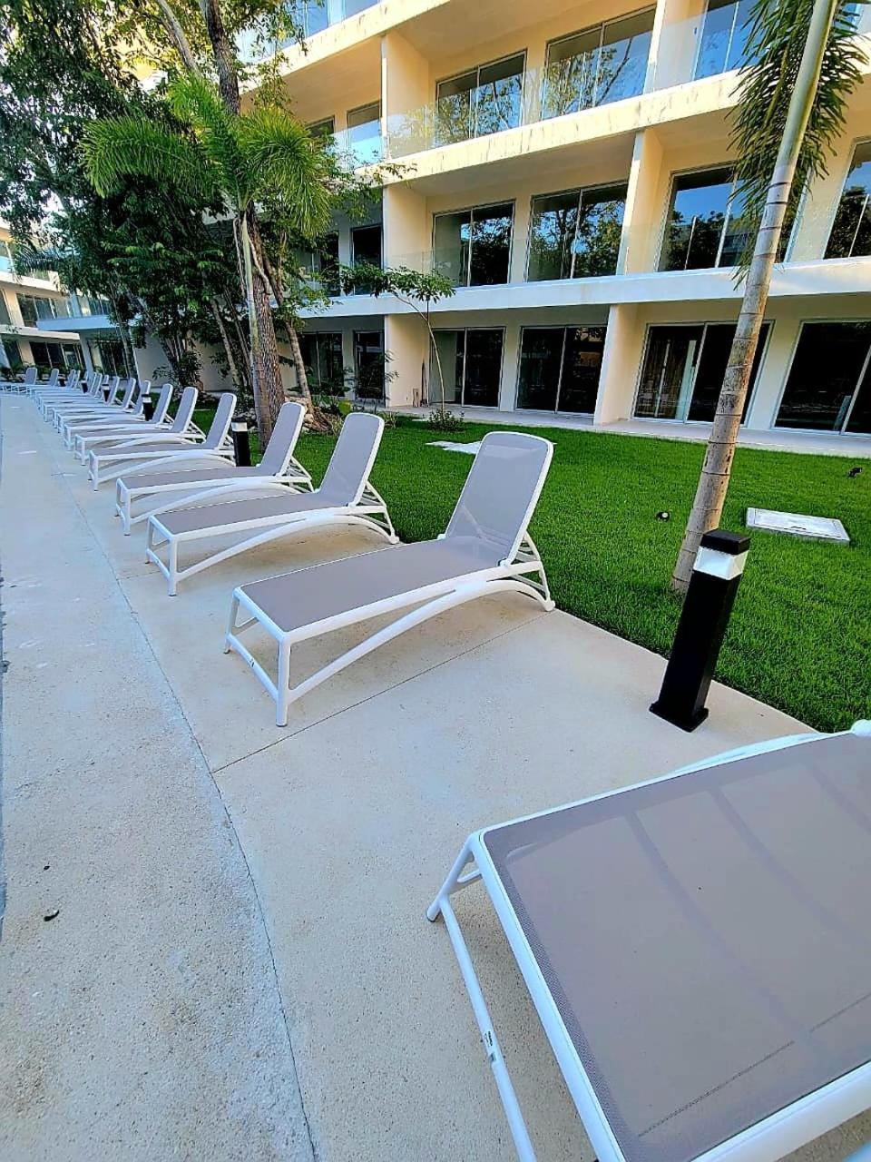 Modern Playacar With Poolside Views & Nature Apartamento Playa del Carmen